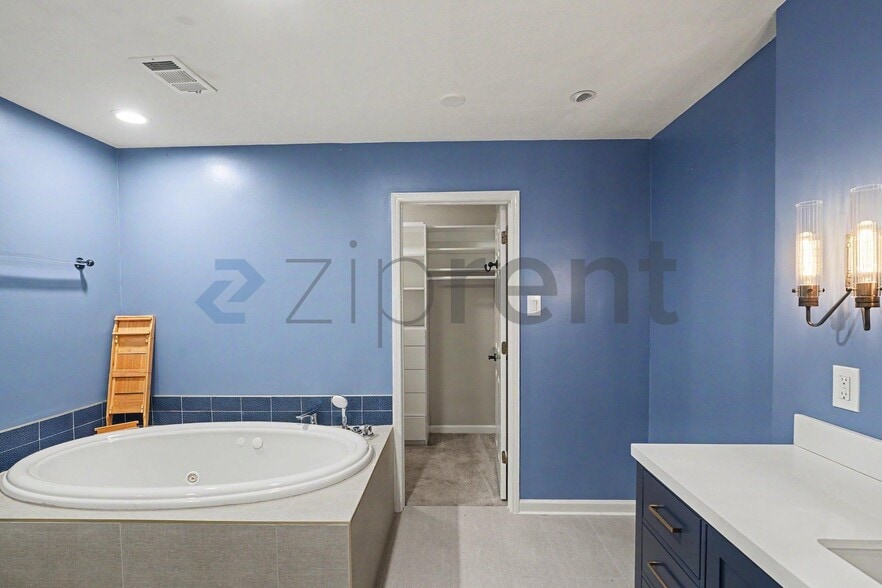 Building Photo - Unit 26202