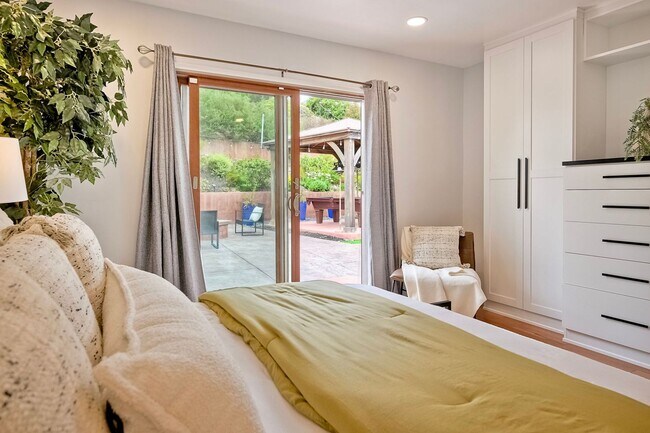 Building Photo - Charming 4-Bedroom Home in Bay Park — Move-In Special!!!