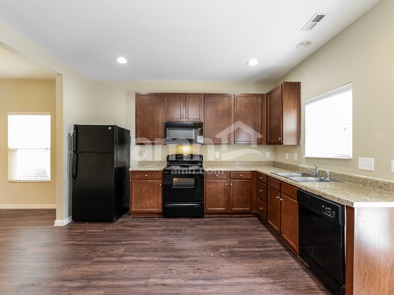 Building Photo - 4275 Oak Pointe Dr