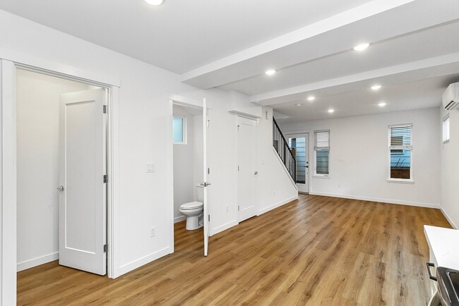 Building Photo - 1040 S Donovan St