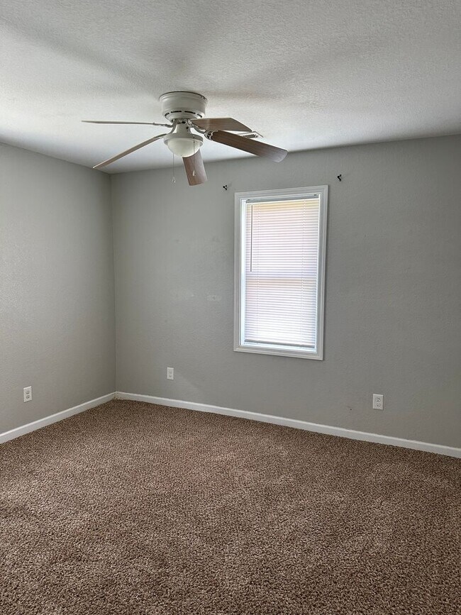 Building Photo - 3 bedroom, 1 bathroom home located in Joplin!