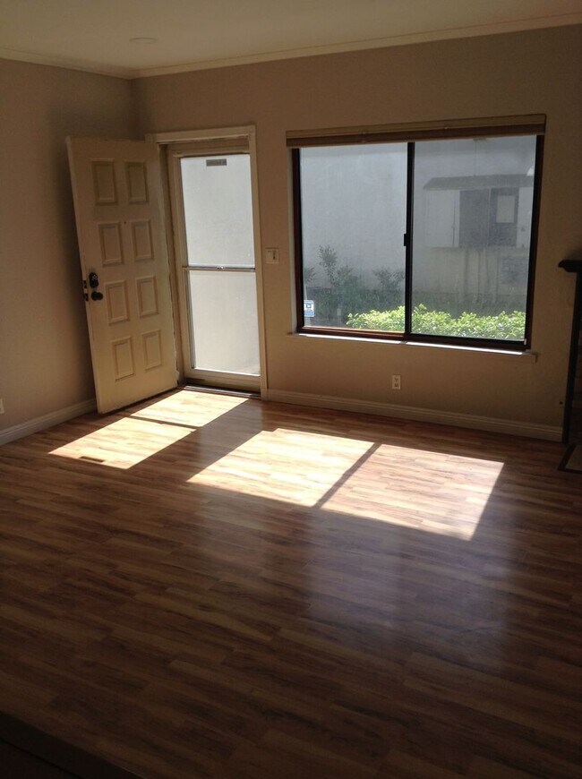 Building Photo - Stunning Townhouse on Mission Boulevard of Fremont