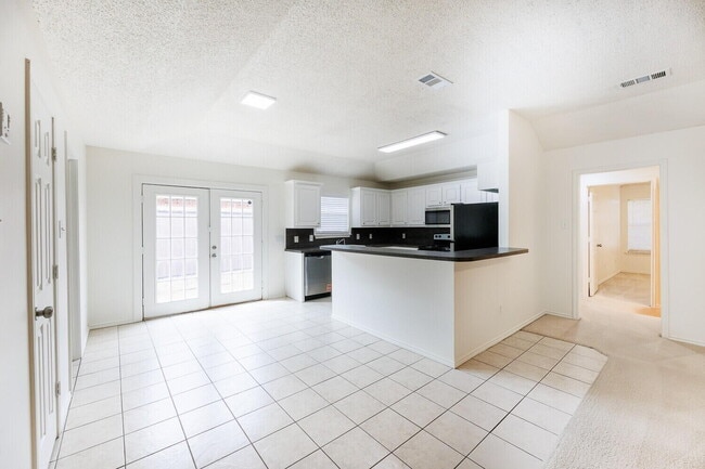 Building Photo - 10104 Englewood Ave