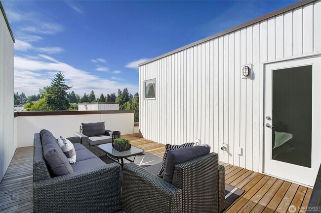 Building Photo - 2Bd/2Ba Seattle Townhouse