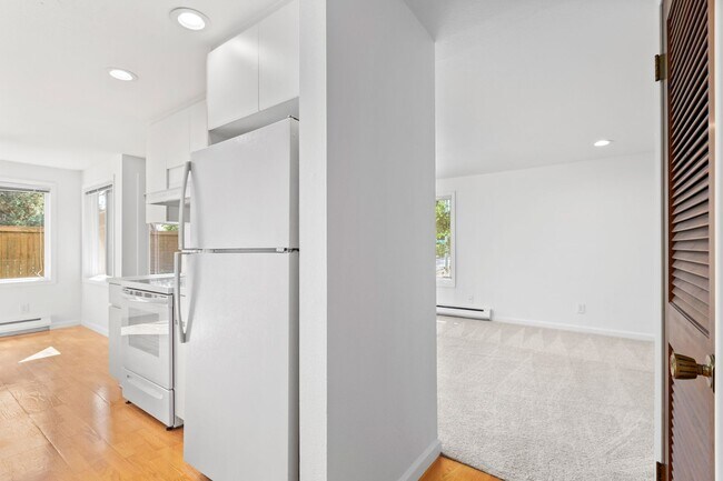 Building Photo - 2Bd/1.75Ba Seattle Condo
