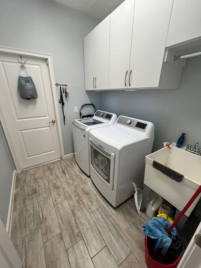 Building Photo - 887 Lady Bird Ln