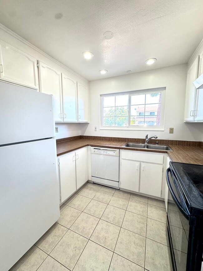 Building Photo - 2412 Sequoia Dr