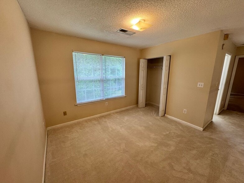 Building Photo - 2025 Baramore Oaks Dr