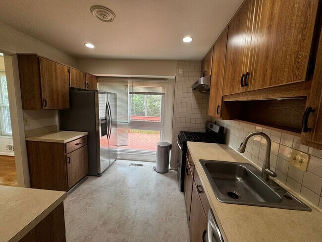 Building Photo - Split level 4-bedroom 3-bathroom home