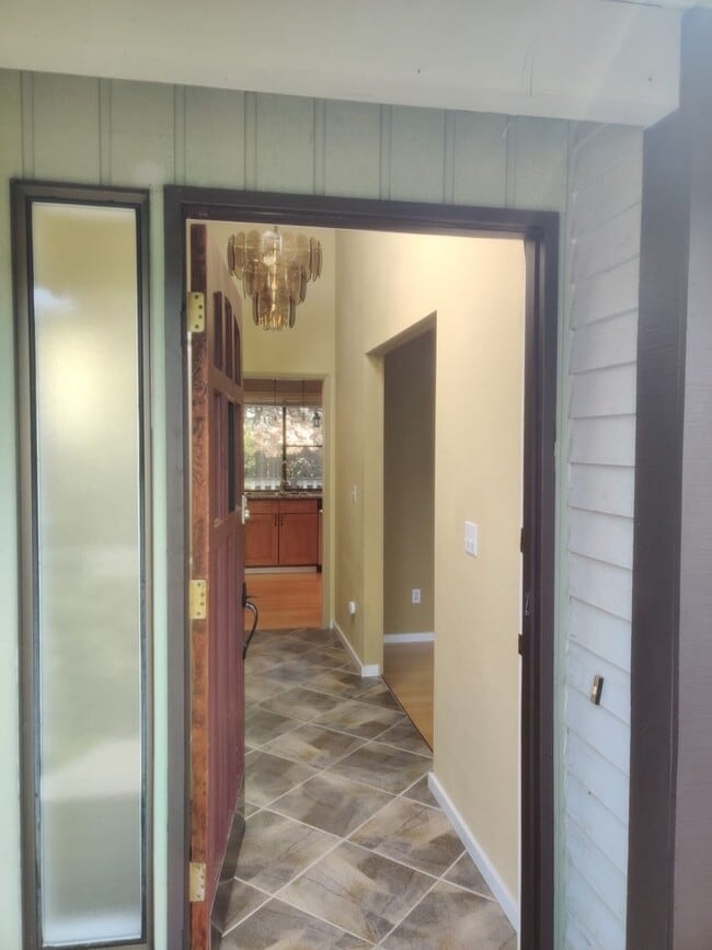 Building Photo - Private access to Lake Sammamish house