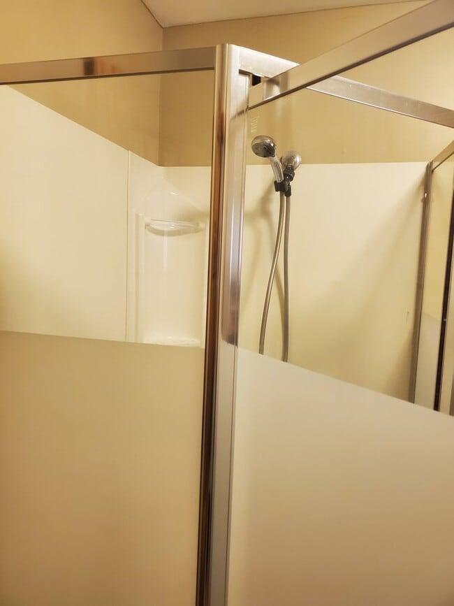 Building Photo - 3 Bed 1 Bath, Washer Dryer Hookup , Fenced in yard $1300 , $2800 to move in