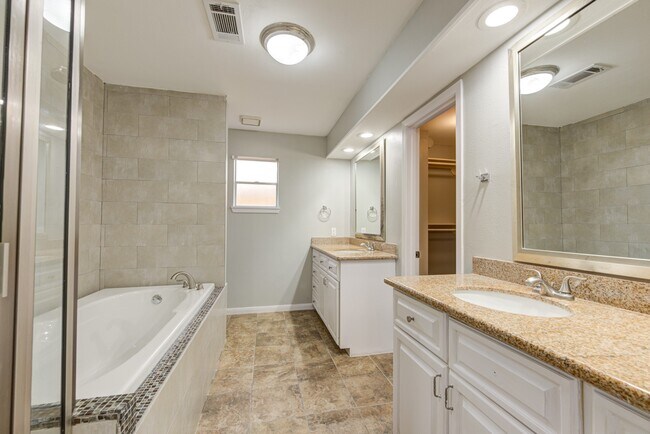 Building Photo - 15118 Chaseridge Dr