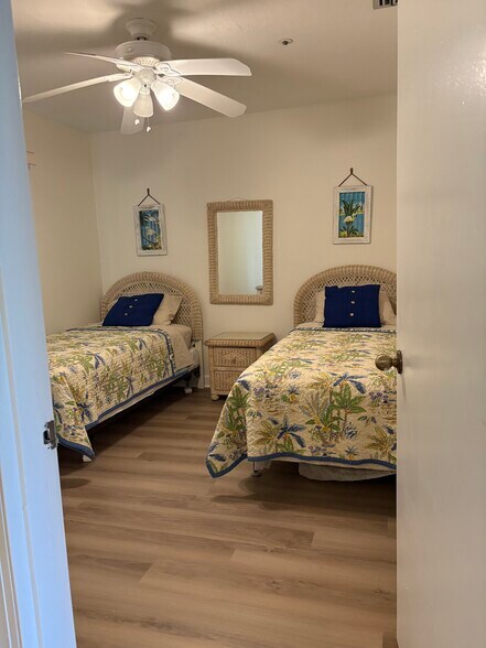 Building Photo - 2124 N Tamiami Trl