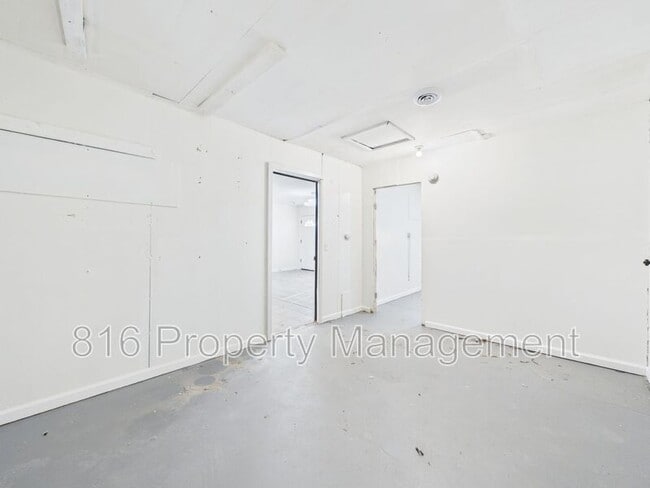 Building Photo - 8506 E 111 St