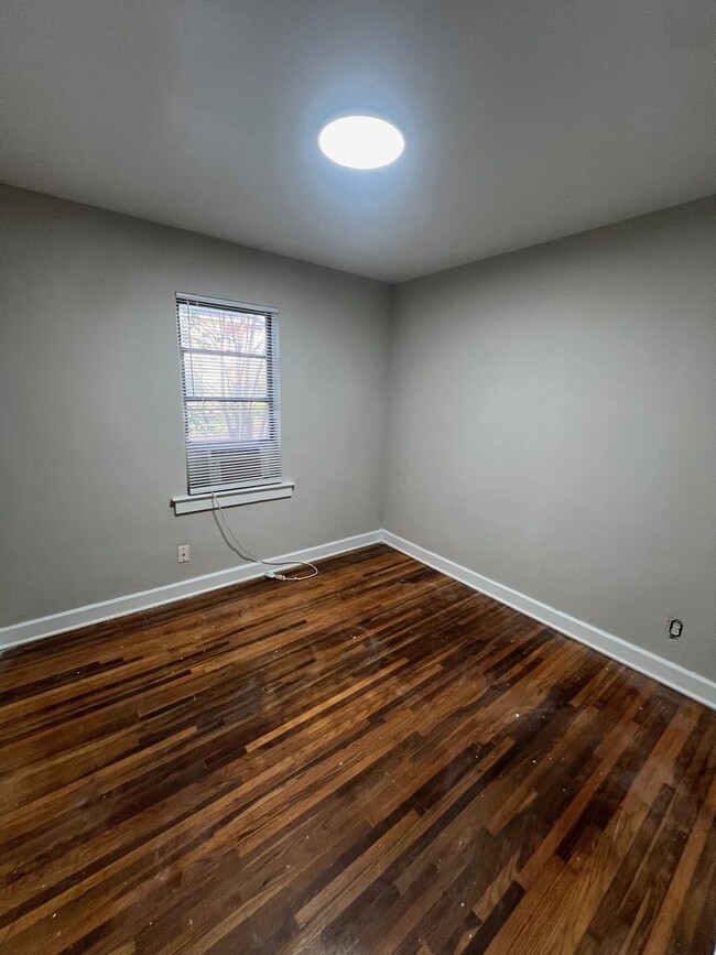 Building Photo - Spacious 2bedroom Duplex $500.00 off first...