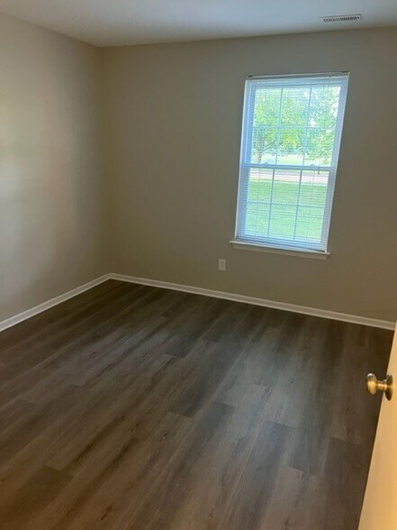 Building Photo - 568 Thrush Ct