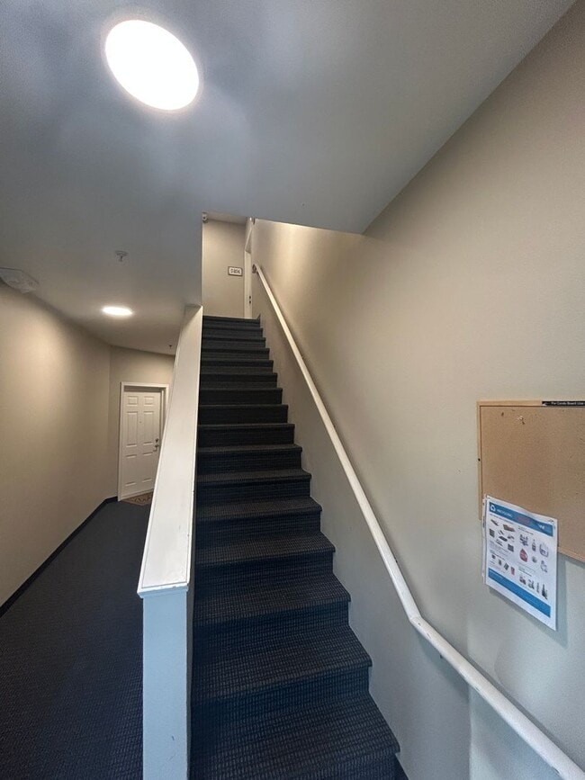 Building Photo - 3 Bed, 2 bath 3rd floor Condo w/garage in ...