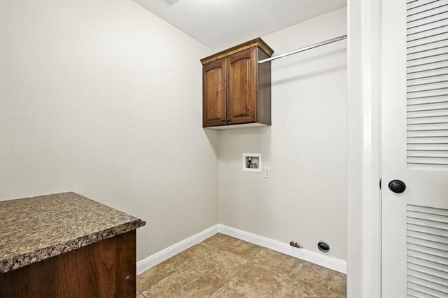 Building Photo - 3 bedroom- 2.5 bath Townhouse