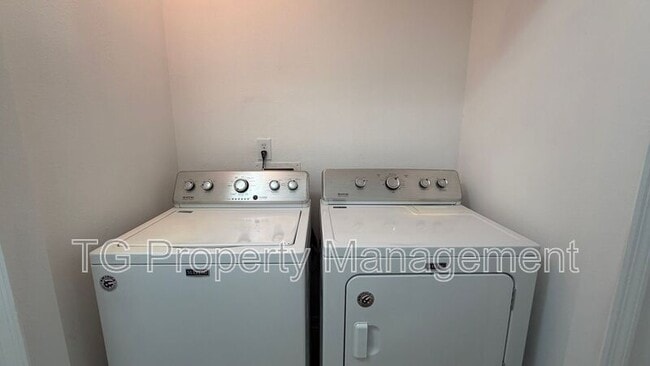 Building Photo - 10672 Academy Park Dr