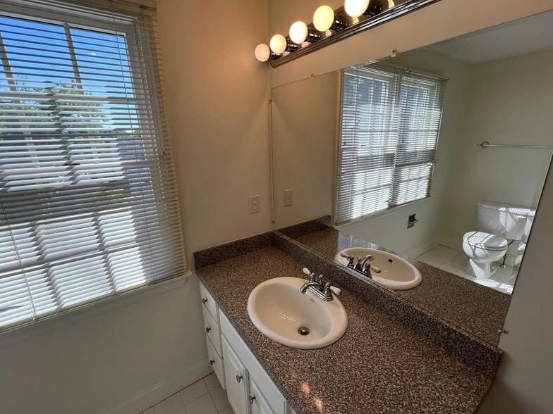 Building Photo - 86 Chapel St