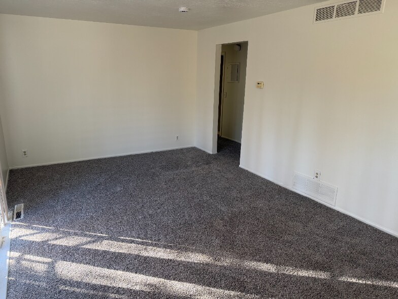 Building Photo - 831 E Stratford Ave