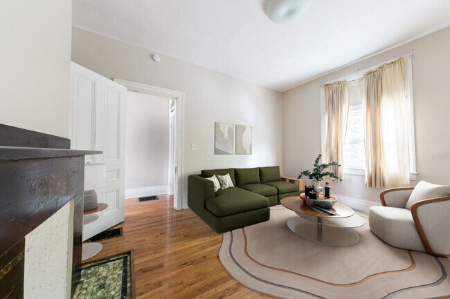 Building Photo - AVAILABLE AUGUST 2026 - Unique 3 Bedroom + den w/ Central AC in the South Side Slopes!