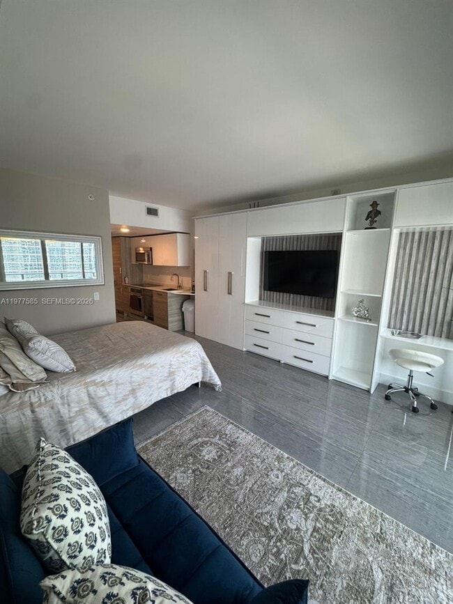 Building Photo - 1300 Brickell Bay Dr