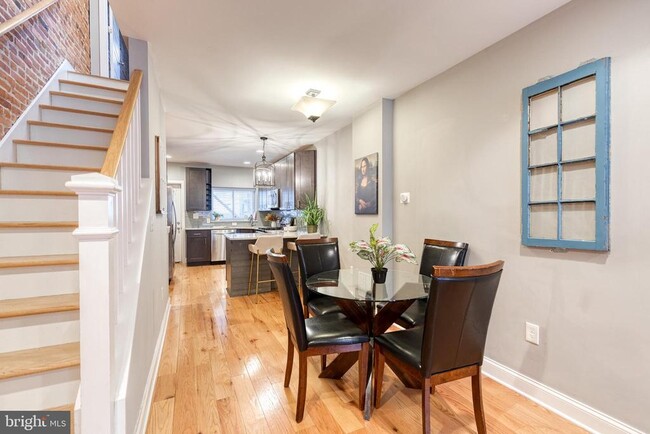 Building Photo - 626 S Curley St