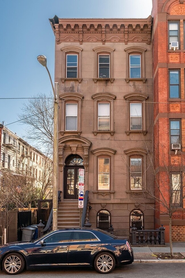 Building Photo - 325 Montgomery St