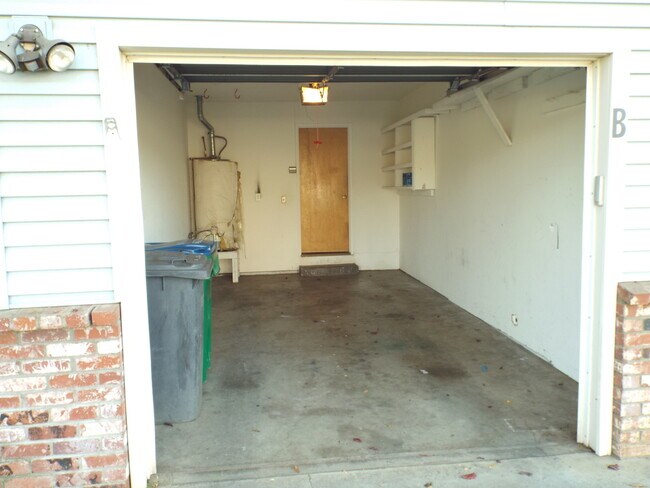 Building Photo - 965 Cyndi Cir