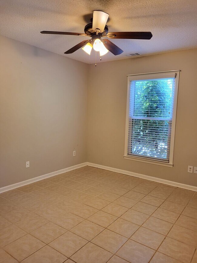 Building Photo - 3 bedroom home in Denver