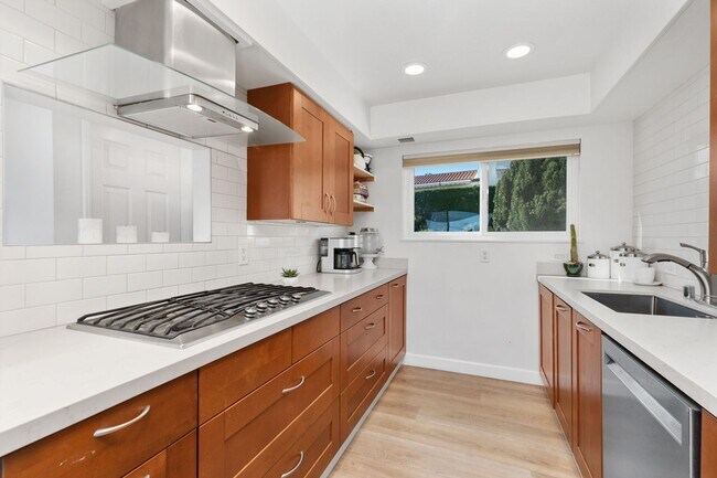 Building Photo - Luxury Home with Ocean Views