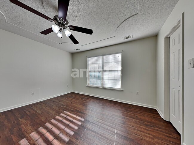 Building Photo - 145 Parkview Rd