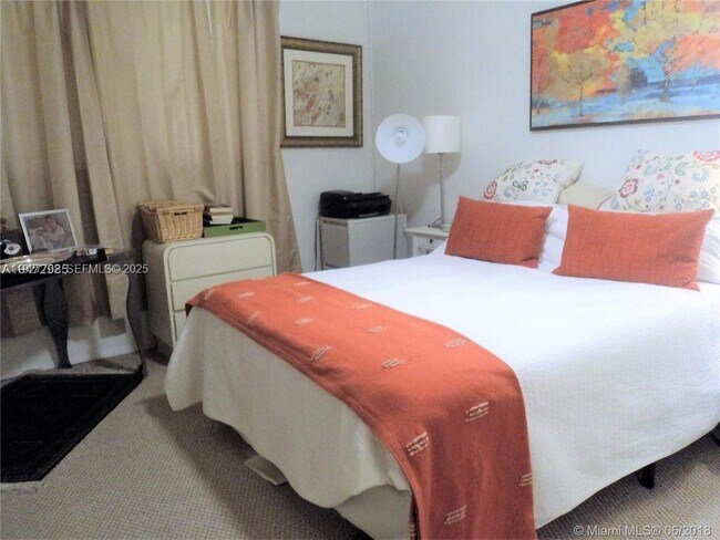 Building Photo - 9450 Poinciana Pl