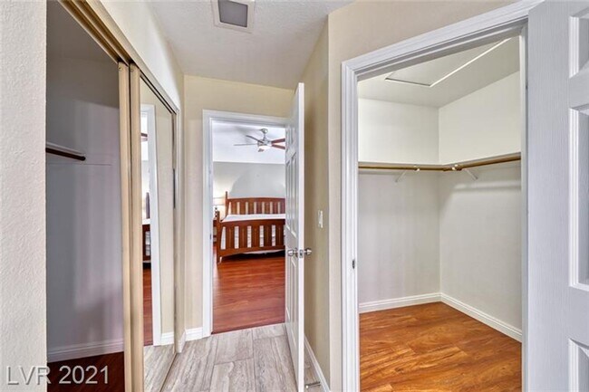 Building Photo - Gorgeous 4 bedroom home with large corner ...