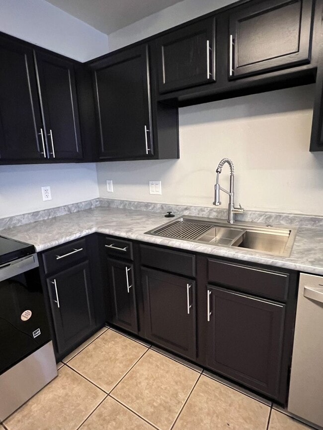 Building Photo - South Phoenix 3Bed 2.5 Bath Garage