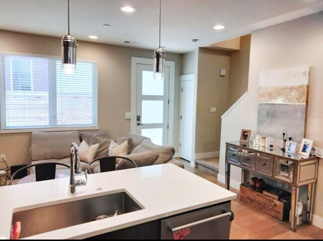 Building Photo - Beautiful 3 bedroom 2.5 bathroom condo MOVE IN SPECIAL