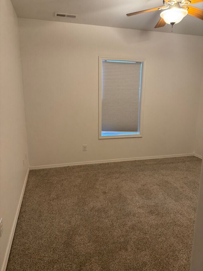 Building Photo - 5 Bedroom | 3 Bathroom | 3 Car Garage | Wa...