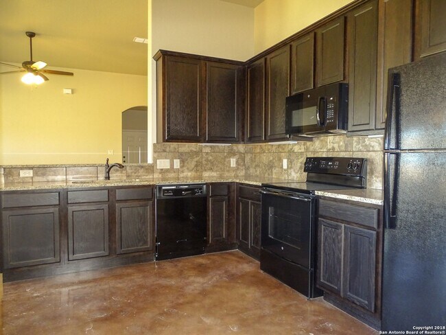 Building Photo - Spacious & Stylish Duplex in New Braunfels!