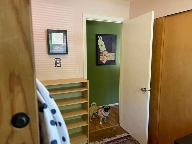 Building Photo - 3 Bedroom Home, Fully Furnished & Utilities Included!