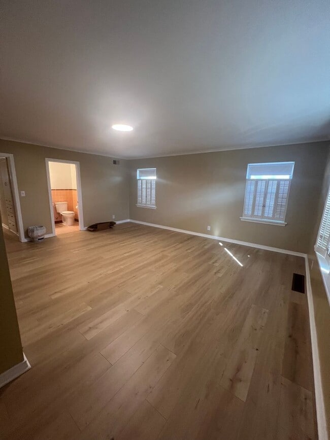 Building Photo - 1404 Melrose Dr