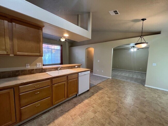 Building Photo - Beautiful 3 bed 2 bath home in the Woodsid...
