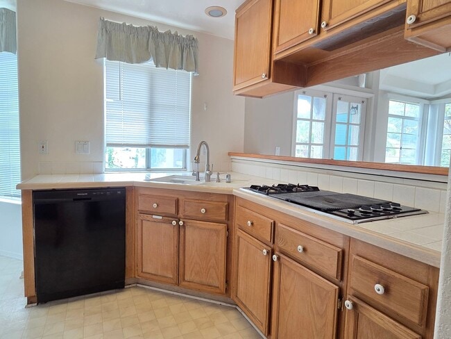 Building Photo - Adorable Rancho Del Oro Condo!