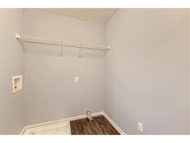 Building Photo - 2340 Kelm St