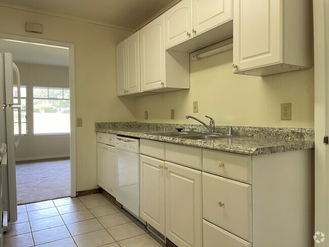 Kitchen - 4441 Hillcrest Dr