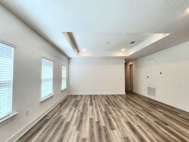 Building Photo - Beautiful new 4/2 home available in Greenb...