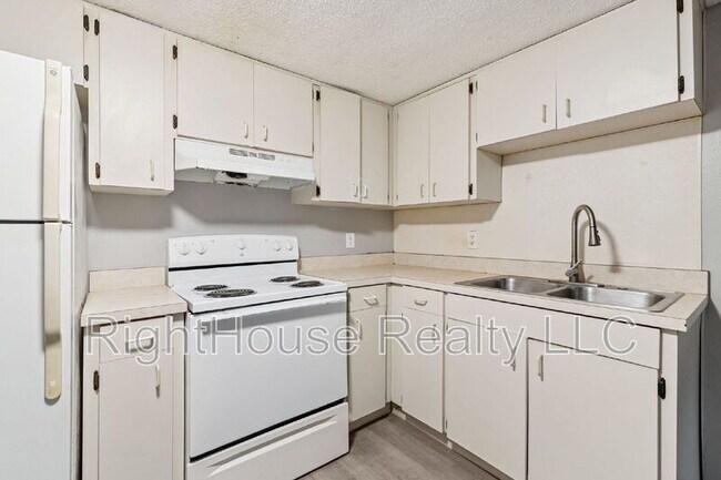 Building Photo - 2430 Tanglewood St