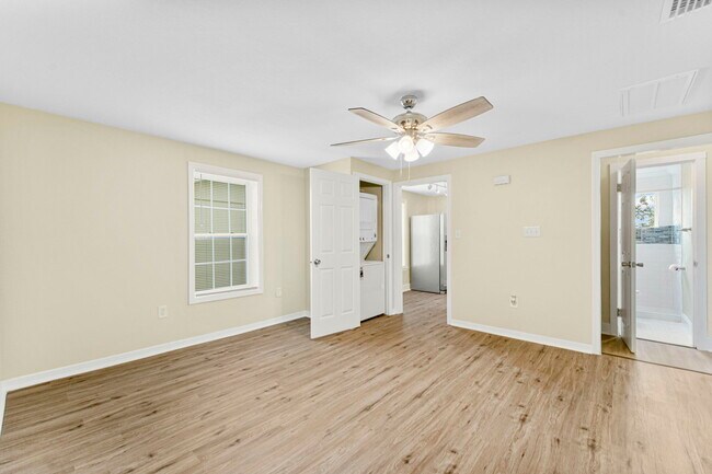 Building Photo - 1020 E 14th St