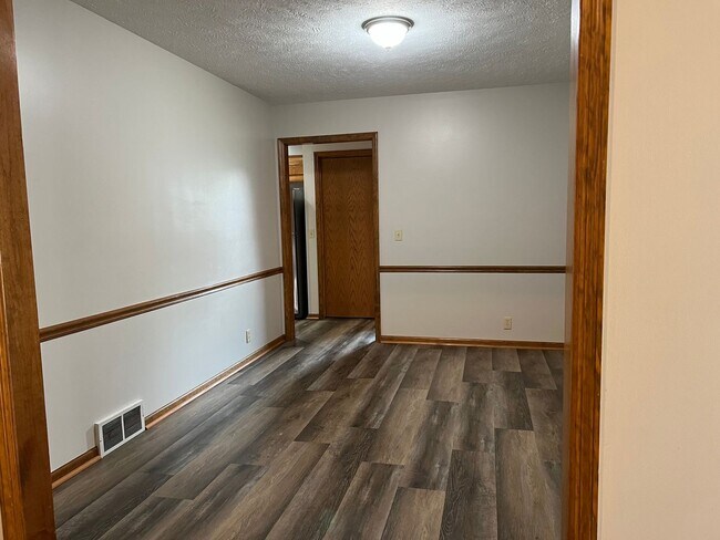 Building Photo - 3 Bedroom With 4th Non-Conforming In Diamo...
