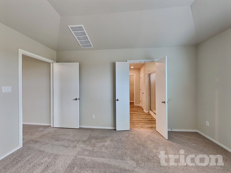 Building Photo - 5002 Saddle Clb Dr
